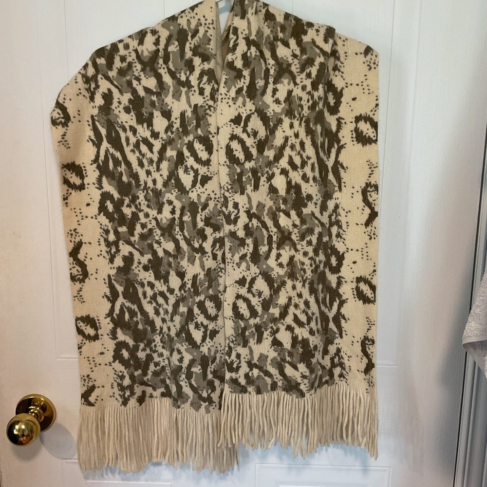 Bochi Scarf Women OS Cream Green Excellent Knit Fringe Abstract Animal Print